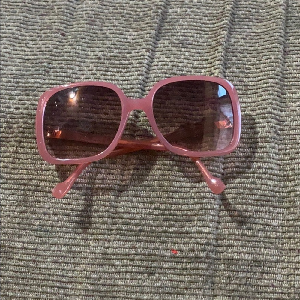 Light pink sunglasses with glitter on the side’s